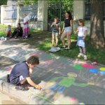 Malování na chodníku a Misijní koláč 2016